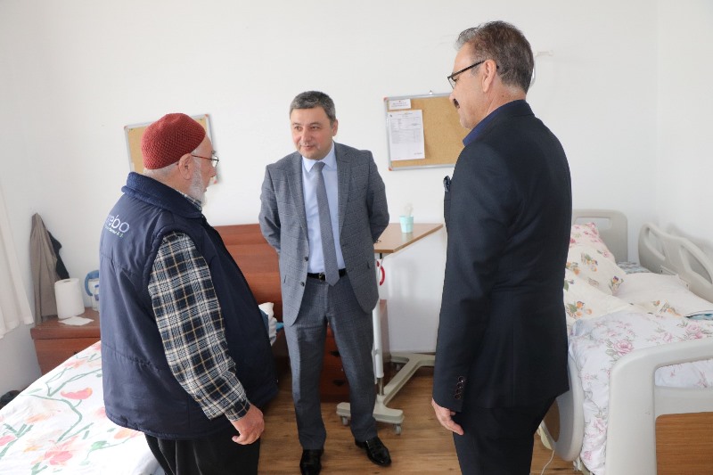 İlçe Kaymakamımız Sn. Alper Tanrısever, Elmadağ Huzurevi Yaşlı Bakım ve Rehabilitasyon Merkezi'ni ziyaret etti