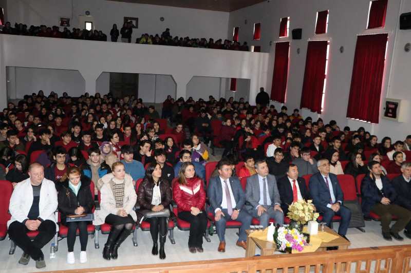 İlçe Kaymakamımız Sn. Alper Tanrısever, Sn. Prof. Dr. Nurullah Çetin’in sunumuyla, Atatürk Fen Lisesinde düzenlenen “İstiklal Marşımızı Anlamak” 