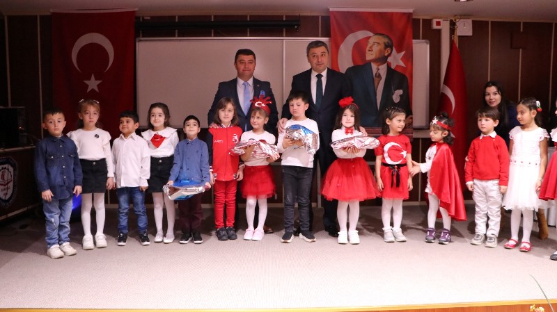 İlçe Kaymakamımız Sn. Alper Tanrısever, Okul Öncesi Öğrencileri için düzenlenen “İstiklal Marşımızı Okuma Yarışmasına” katıldı.
