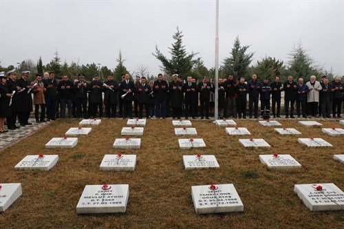 İlçemizde 18 Mart Şehitleri Anma Günü kapsamında Çamlık Şehitlik Mezarlığı ziyaret edilerek dualar edildi.