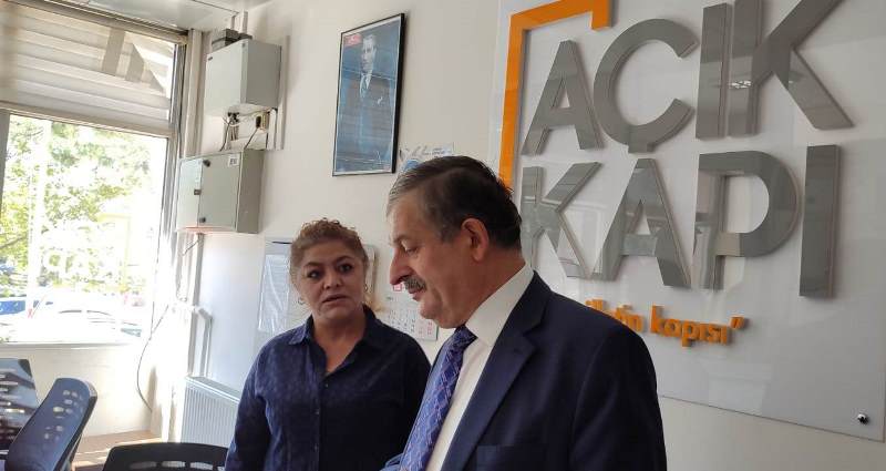 İlçe Kaymakamımız Sayın Cemal Hüsnü Çaykara, Açık Kapı Bürosunu ziyaret ederek, görevli memurdan bilgi aldı.