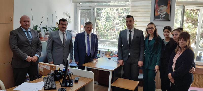 Kaymakamımız Sayın Cemal Hüsnü Çaykara, Elmadağ SYD. Vakfı Müdürü Sayın Hacı Ali Gürbay'ı makamında ziyaret etti.
