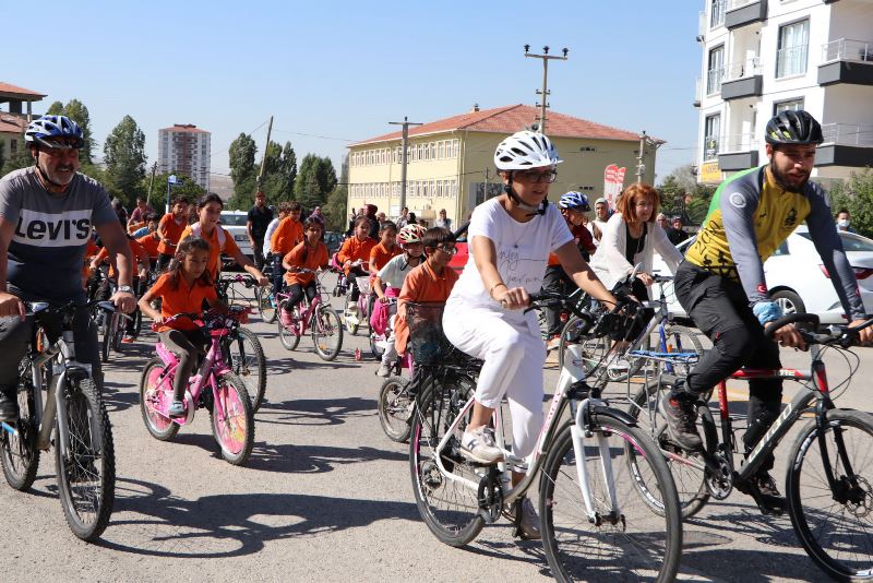 Avrupa Hareketlilik Haftası etkinlikleri kapsamında Dr. Ahmet Kazım Mıhçıoğlu İlk-Ortaokulunda düzenlenen bisiklet şenliği