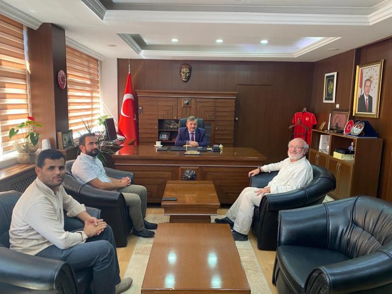  İnsani Yardım Vakfı Ankara Şube Başkanı Sayın Hacı Bayram Şahin, İlçe Kaymakamımız Sayın Cemal Hüsnü Çaykara’ya hayırlı olsun ziyaretinde bulundular.