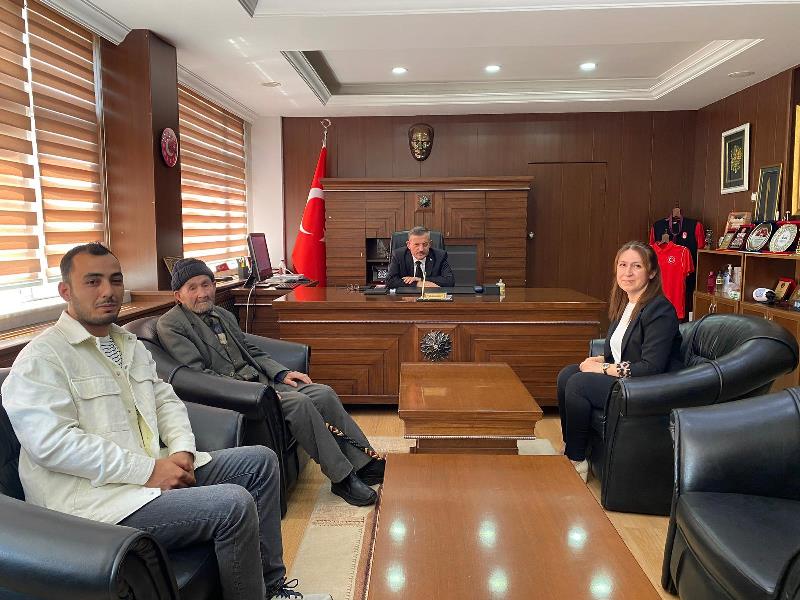 İlçe Kaymakamımız Sayın Cemal Hüsnü Çaykara, kendisini ziyarete gelen 97 yaşında Satılmış Işık'ı makamında kabul etti.